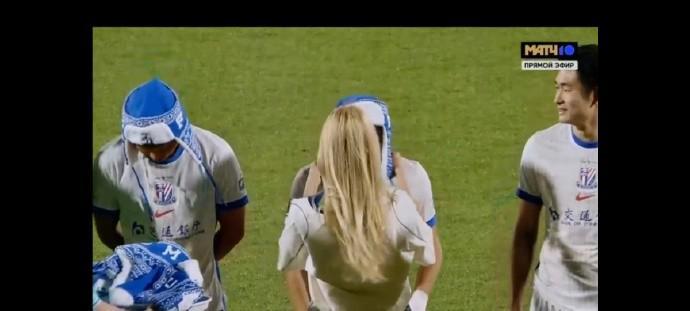 kaiyun-传递赛场友好，莫斯科迪纳摩向申花球员赠送民族特色帽子